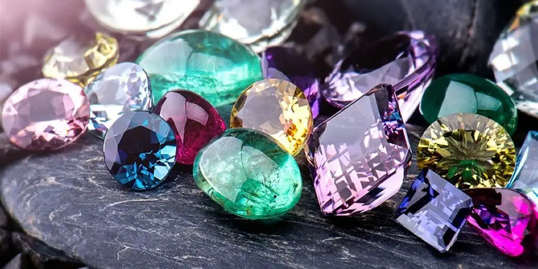 Pedras preciosas coloridas lapidadas